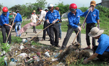 ĐVTN tham gia thu gom rác thải. ảnh minh họa